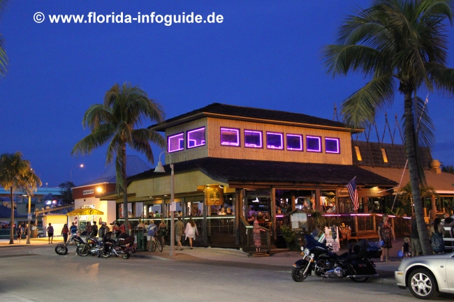 Eine Bar in Fort Myers Beach am Abend